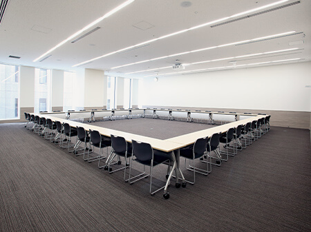 ロの字配置で最大44名。ゆったりお使いいただけますのイメージ