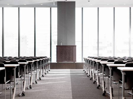 ステージや演台等の備品も完備のイメージ